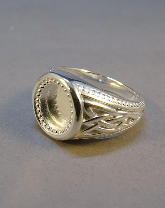 Patterned signet ring