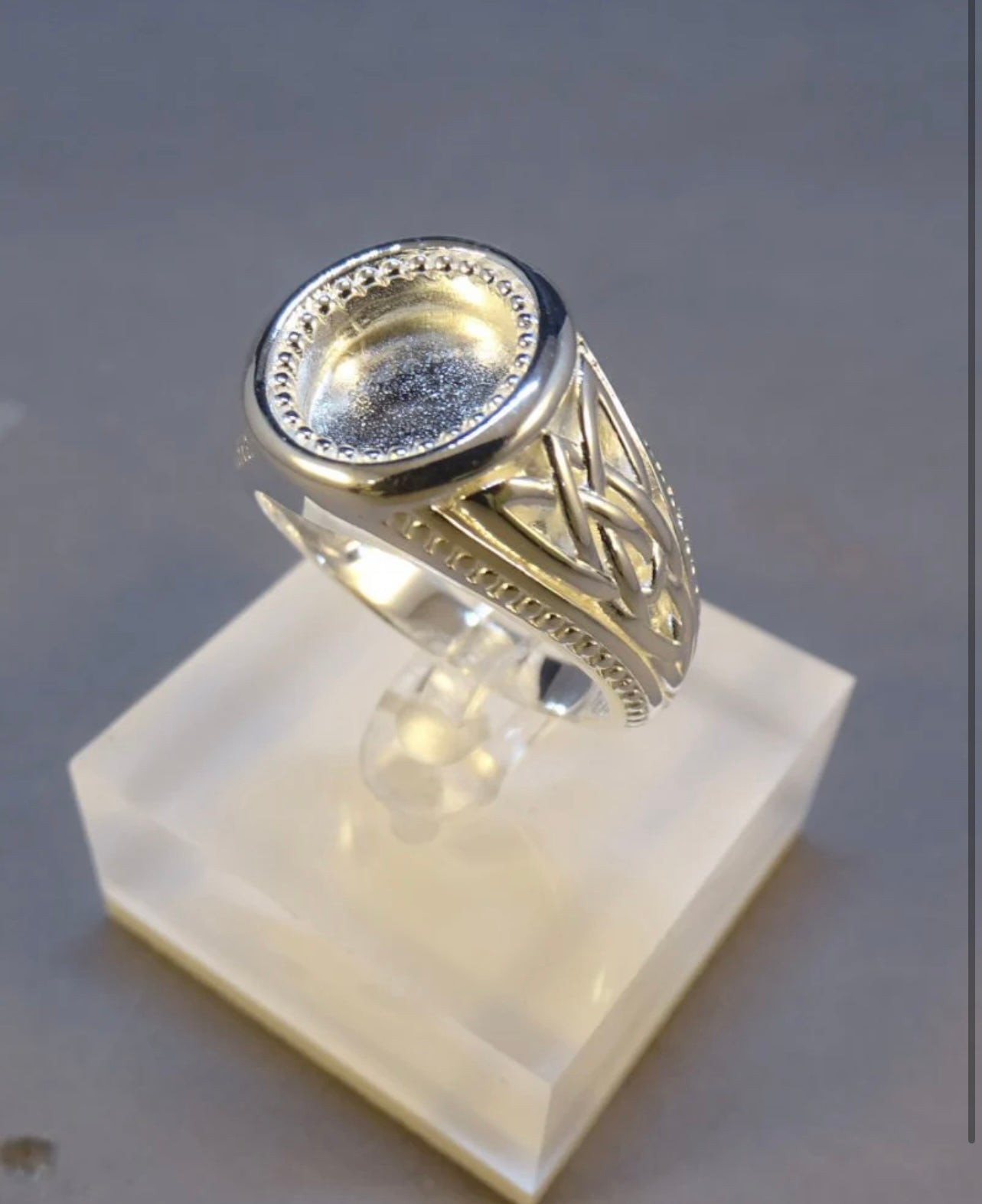 Patterned signet ring