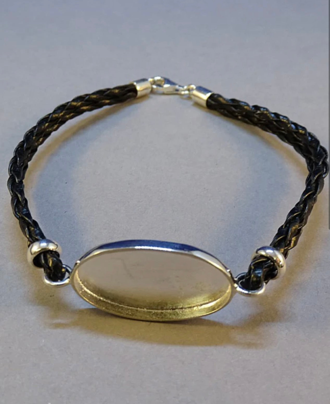 Oval leather bracelet